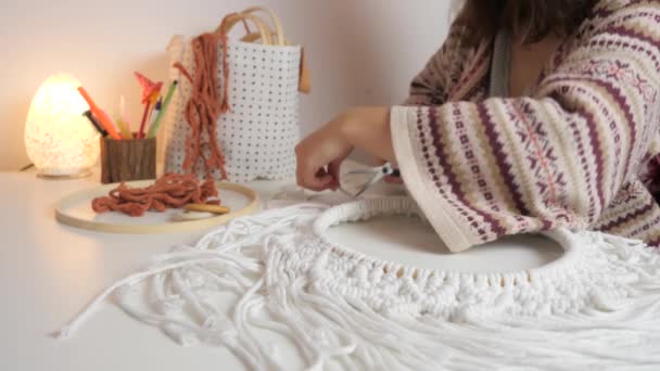 Estilo Boho Mujer Cortando Círculo Pared Colgando Macramé Con Tijeras — Vídeos de Stock