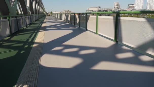 Ciclista Que Passa Por Uma Ponte Bratislava Com Castelo Bratislava — Vídeo de Stock