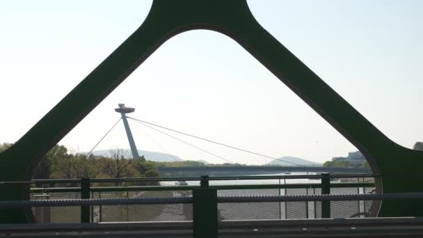 Ciclista Passando Uma Ponte Bratislava Com Ponte Ufo Fundo — Vídeo de Stock