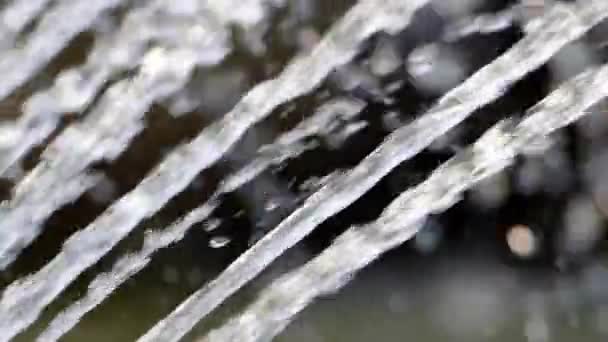 Diagonale Waterstromen Van Een Fontein Slow Motion — Stockvideo