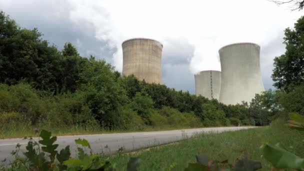 Roken Van Kerncentrale Achter Bomen Met Een Weg Bedekt Met — Stockvideo