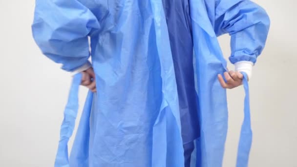 Amarrando Vestido Médico Azul Até Sala Branca — Vídeo de Stock