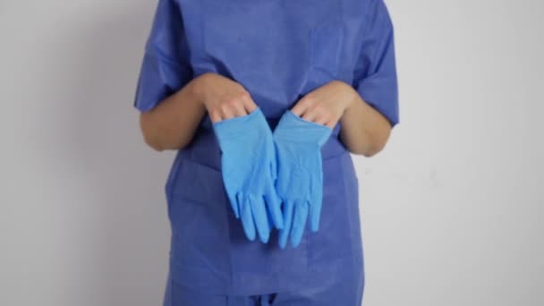 Показывать Голубые Латексные Перчатки Руках Синем Медицинском Костюме — стоковое видео
