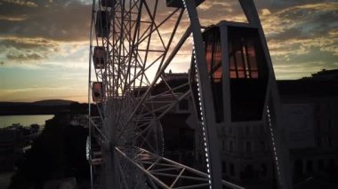 Bratislava hareket halindeki dönme dolap ve kaleyi, Tuna Nehri 'ni ve SNP köprüsünü gün batımında hava aracı görüntüleriyle ortaya çıkarıyor.