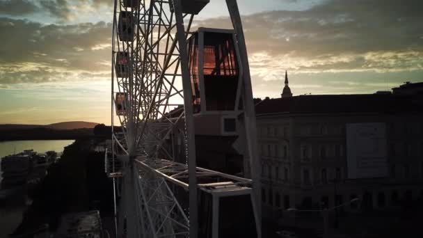 Bratislava Κινείται Τροχό Λούνα Παρκ Και Αποκαλύπτοντας Κάστρο Δούναβη Ποταμού — Αρχείο Βίντεο