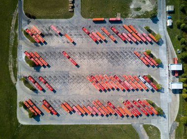 Otobüs durağı kırmızı otobüsleri yukarıdan aşağıya hava aracı görüntüsü