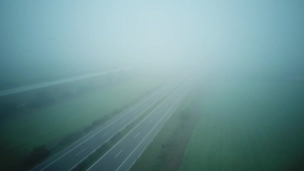 Snelweg Met Verkeer Dichte Mist Vanuit Lucht — Stockvideo