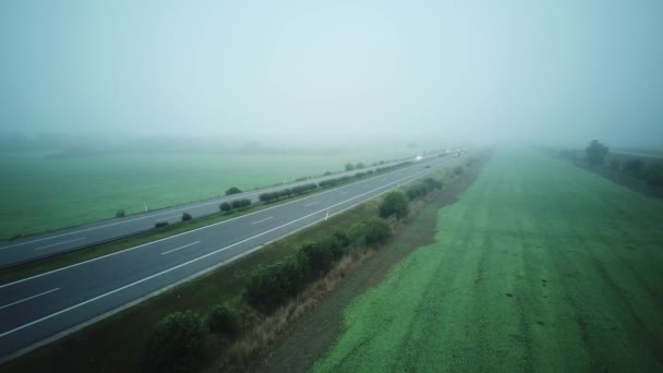 Αυτοκινητόδρομος Κίνηση Πυκνή Ομίχλη Εναέρια — Αρχείο Βίντεο
