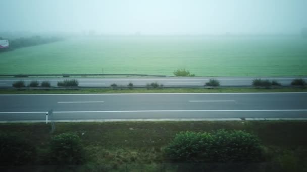 Autobahn Mit Verkehr Nebel Luftaufnahme — Stockvideo