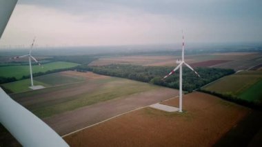 Rüzgar türbini pervanesi rüzgar türbininin güç santralinde bir rüzgar türbini olduğunu gösteriyor.