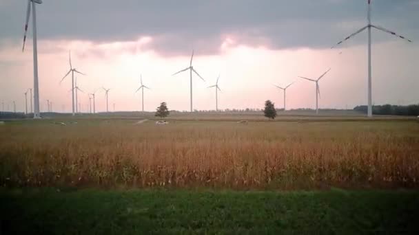 Vliegen Boven Velden Weg Met Verkeer Het Onthullen Van Windenergie — Stockvideo