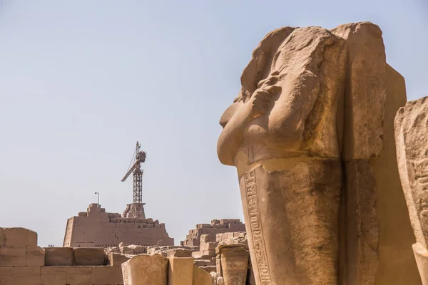 Estatuas Egipcias Antiguas Dañadas Con Grúa Pirámide Construcción Proceso Fondo — Foto de Stock