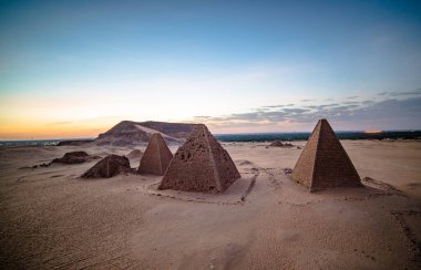Gündoğumunda Sudan 'daki piramitler kuş bakışı arkaplanından
