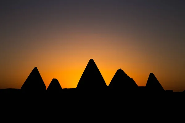 Силуети Пірамід Судані Сходом Сонця — стокове фото