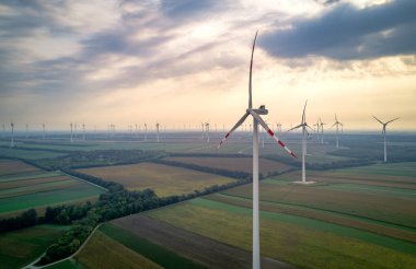 Arka planda rüzgar türbini var.