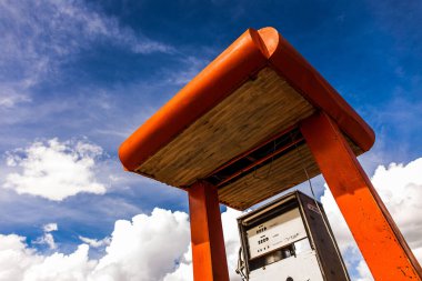 Afrika 'da eski bir turuncu benzin istasyonu.