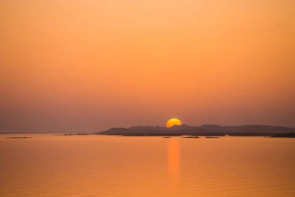 Slunce Zapadá Kopci Jezera Nasser — Stock fotografie