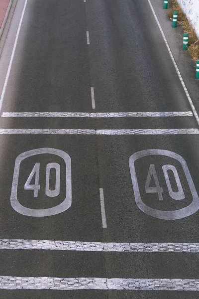 Yol işareti 40, iki şerit.