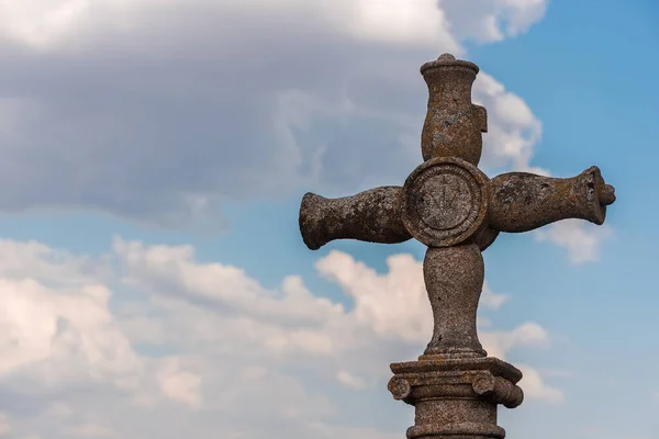 Eski taş haç bulutlu arkaplan