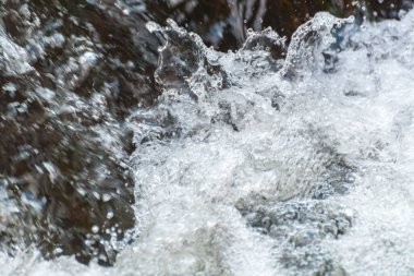 Nehirde akan tatlı su