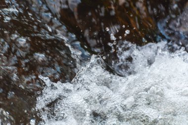 Nehirde akan tatlı su