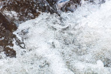 Nehirde akan tatlı su