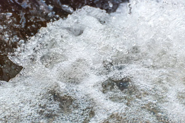 Nehirde akan tatlı su