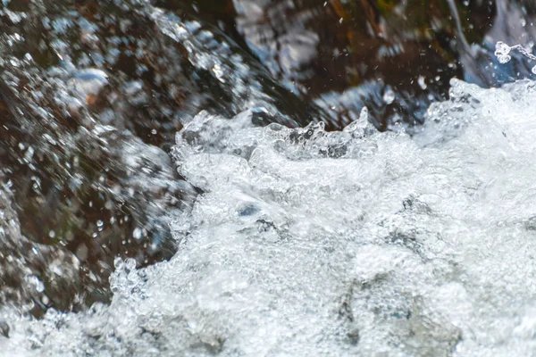 Nehirde akan tatlı su