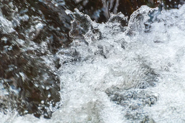 Nehirde akan tatlı su