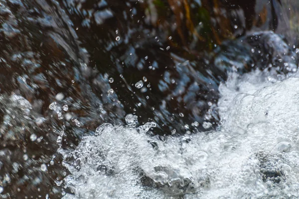 Nehirde akan tatlı su