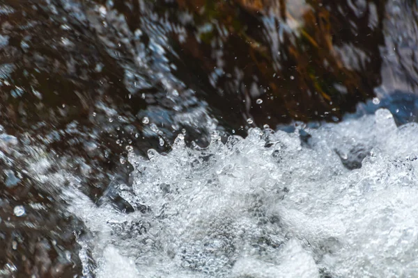 Nehirde akan tatlı su