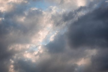 Yazın bulutlar ve güneş ışığı 