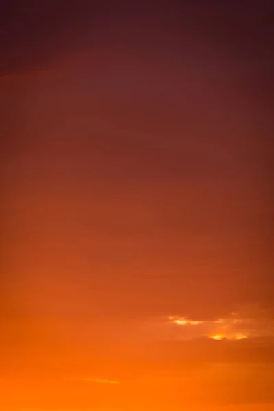 Bulutlu gökyüzü ile karanlık gün batımı