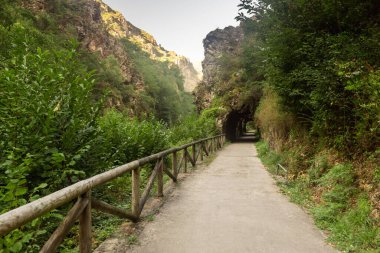 İspanya 'nın doğasındaki tünel.