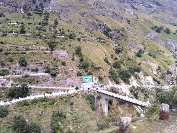 Een Prachtig Berglandschap Met Brug — Stockfoto