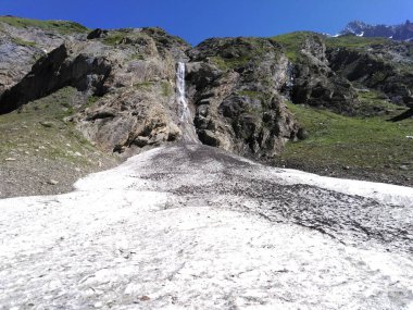 Şelaleli bir kar dağı.