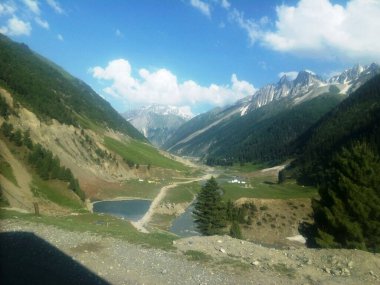 Yeşil nehri olan güzel bir kar dağı manzarası.