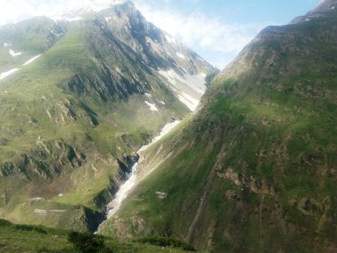 Bir kar nehri dağı yaklaşıyor.