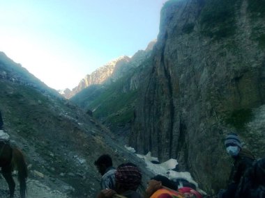 Güneşli bir günde, karlı dağ zirvelerinin kapanışı.