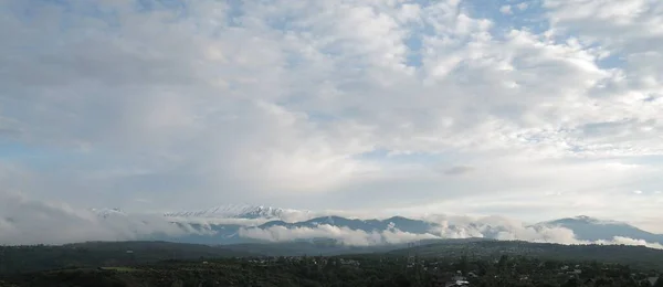 カシミールの川と美しい雪の山の風景 — ストック写真
