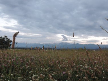 Gün batımında güzel bir kar dağı manzarası