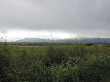 Gün batımında güzel bir kar dağı manzarası