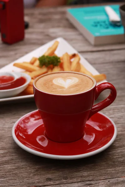 Kaffe Latte Kopp Ett Träbord — Stockfoto
