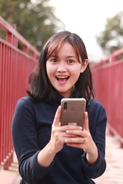 Güzel bir genç kadının portresi.