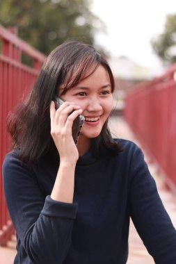 Güzel bir genç kadının portresi.