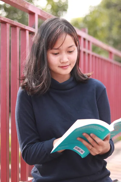 Retrato Una Hermosa Joven — Foto de Stock