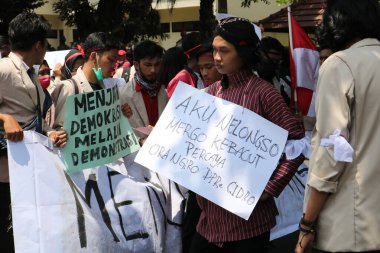 23 Eylül 2019, Gejayan, Endonezya: Gejayan Çağrısı (Endonezyaca: Gejayan Memanggil) barış gösterisine Yogyakarta 'daki çeşitli kampüslerden öğrenciler katıldı..