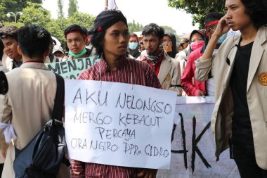 23 Eylül 2019, Gejayan, Endonezya: Gejayan Çağrısı (Endonezyaca: Gejayan Memanggil) barış gösterisine Yogyakarta 'daki çeşitli kampüslerden öğrenciler katıldı..