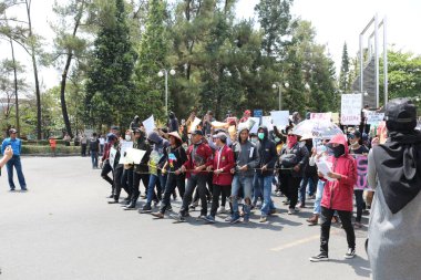 23 Eylül 2019, Gejayan, Endonezya: Gejayan Çağrısı (Endonezyaca: Gejayan Memanggil) barış gösterisine Yogyakarta 'daki çeşitli kampüslerden öğrenciler katıldı..