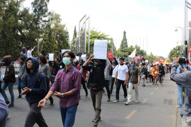 23 Eylül 2019, Gejayan, Endonezya: Gejayan Çağrısı (Endonezyaca: Gejayan Memanggil) barış gösterisine Yogyakarta 'daki çeşitli kampüslerden öğrenciler katıldı..